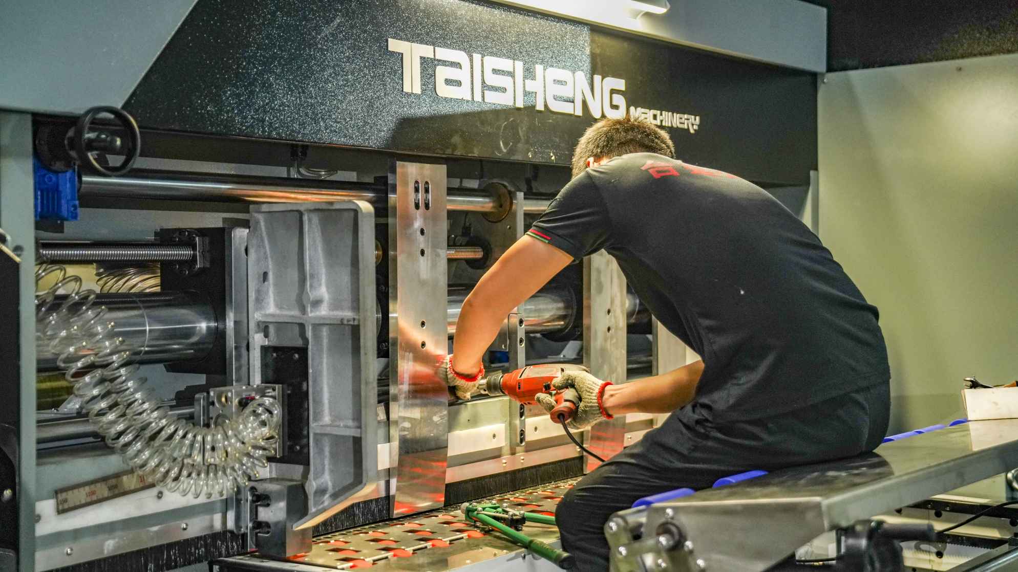 استخدم مصنع واحد ثلاث آلات كرتون TAISHENG في نفس الوقت